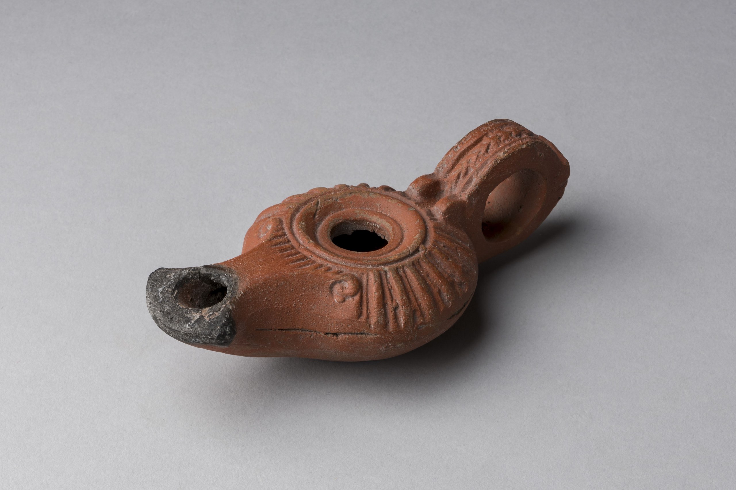 Lamp graced with radiating motifs and volutes