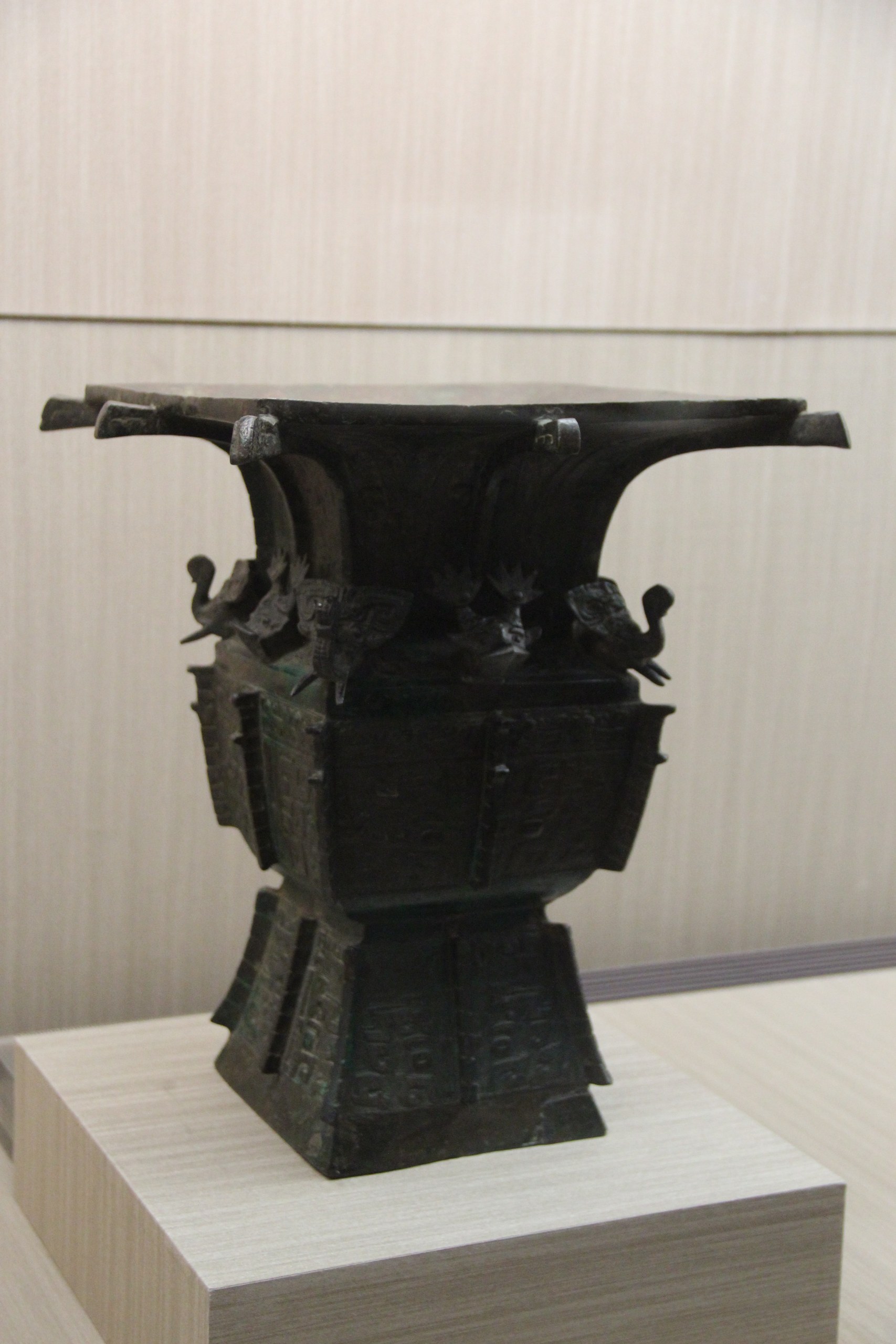 Square zun wine vessel with inscription "Yachou zhehou"